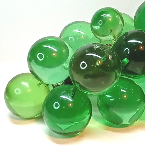 ☀️ Vintage large Mid-Century Modern green lucite grapes. - Picture 5 of 7